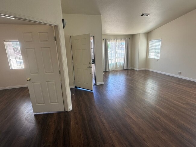 Building Photo - Beautiful Home In Apple Valley Vineyards-4...