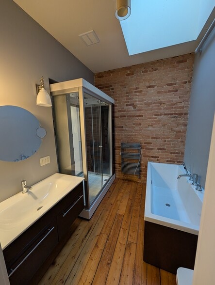 Steamshower, heated towel rack and tub - 332 Main St
