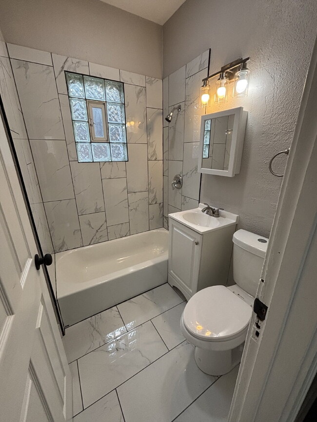 Building Photo - Cozy 4-bed house in Gary!