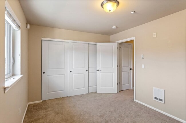 Building Photo - 3 Bed 3 Bath - Views - NAS Whidbey - Island Hospital