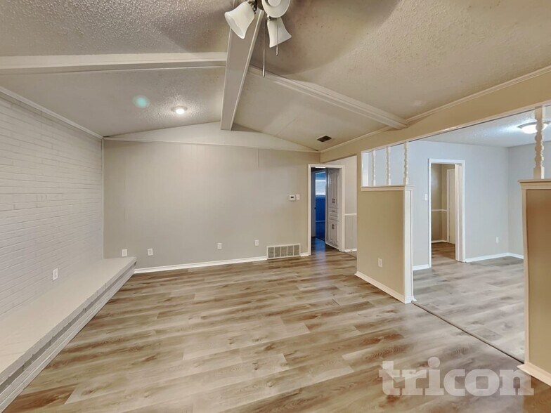 Building Photo - 545 Sharp Dr