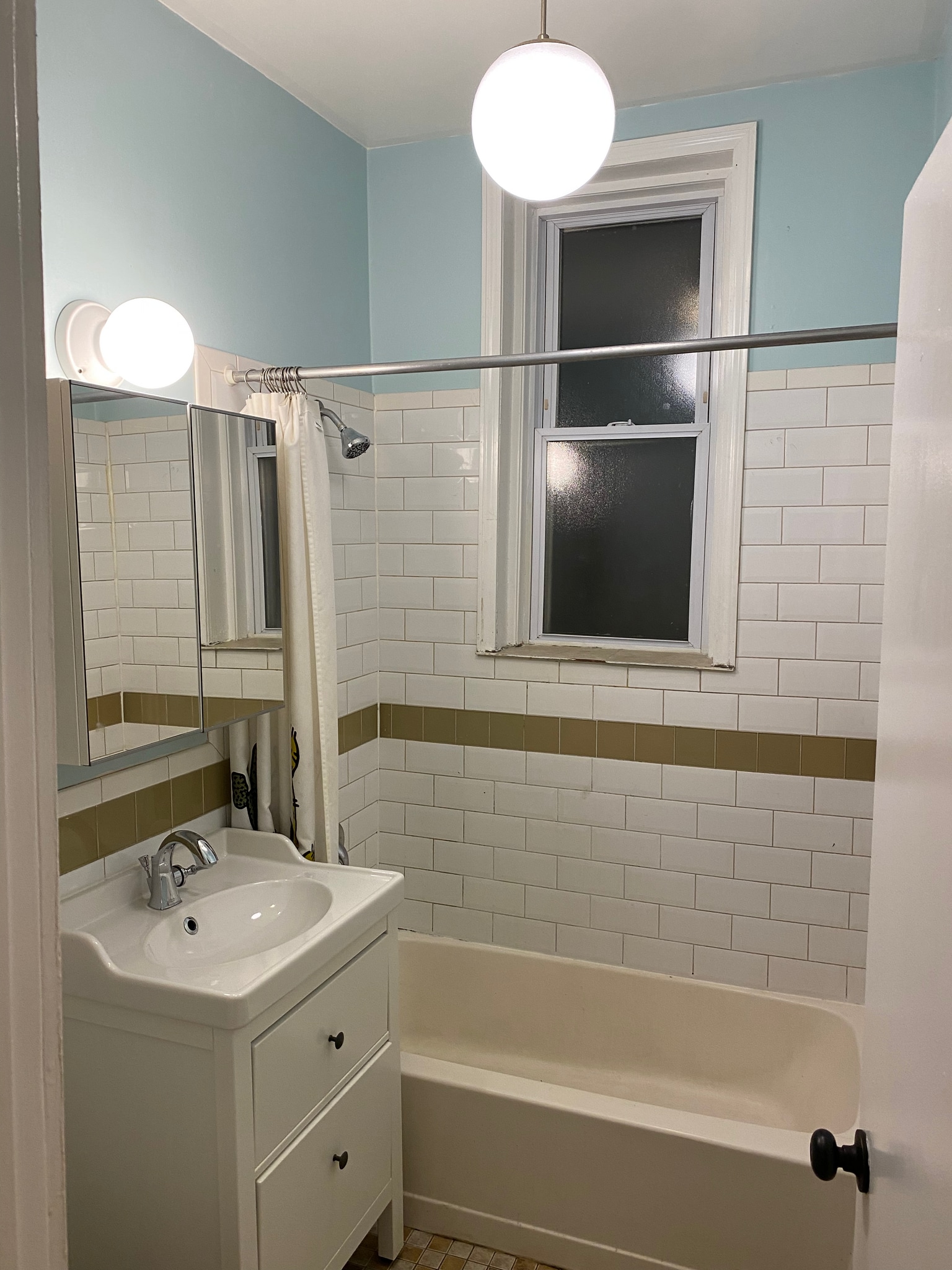 2nd pic of bathroom - 3314 W Monroe St