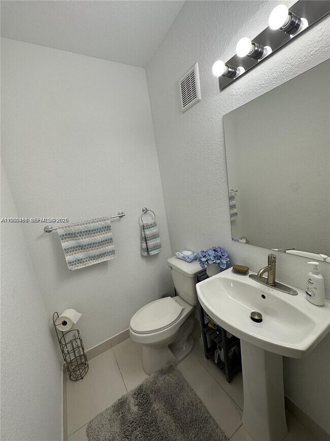 Building Photo - 306 NW 11th Ct