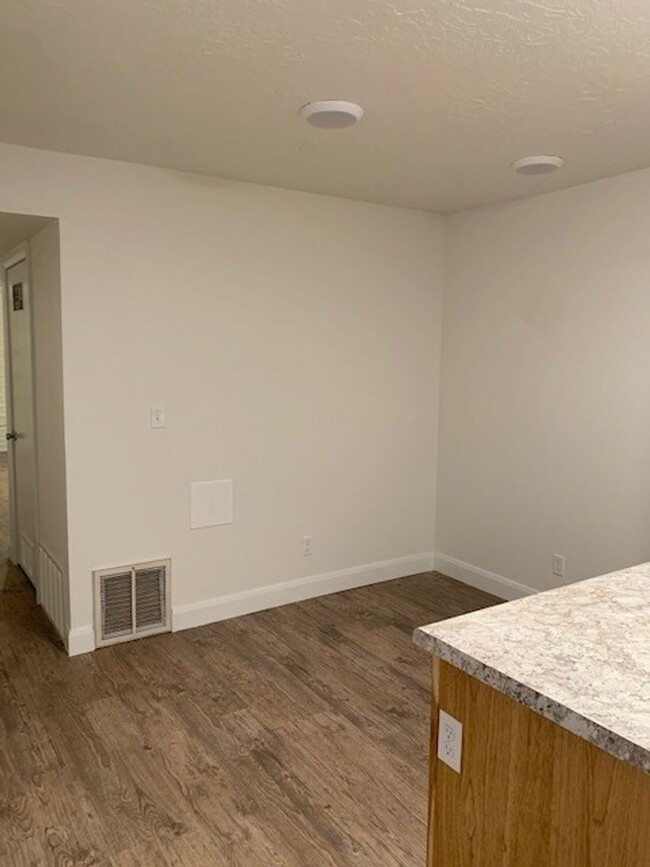 Building Photo - Remodeled 3 bedroom, 1 bathroom Downstairs...