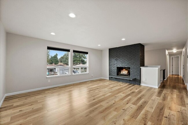 Building Photo - Renovated Tacoma Home with A/C, Huge Den, Bonus Office & Fully Fenced Yard!