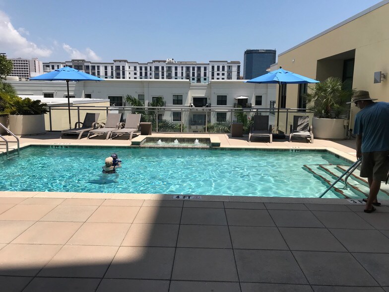 Pool & Leisure Area - 400 4th Ave S