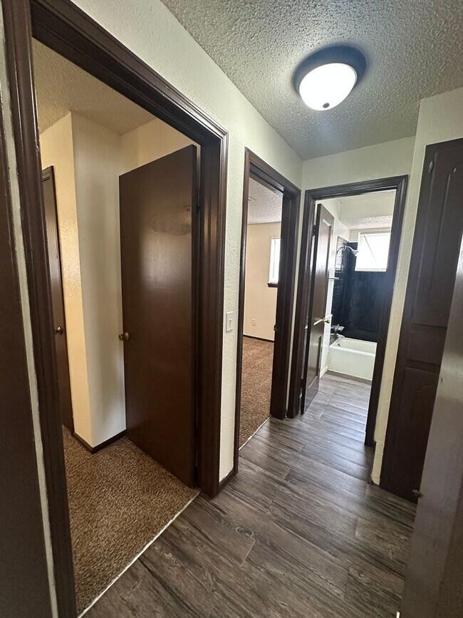 Building Photo - Spacious 4 bed, 1.5 bath