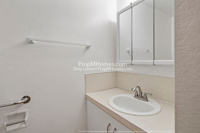 Building Photo - Well-Located Tigard Apartment – Cozy, Clea...
