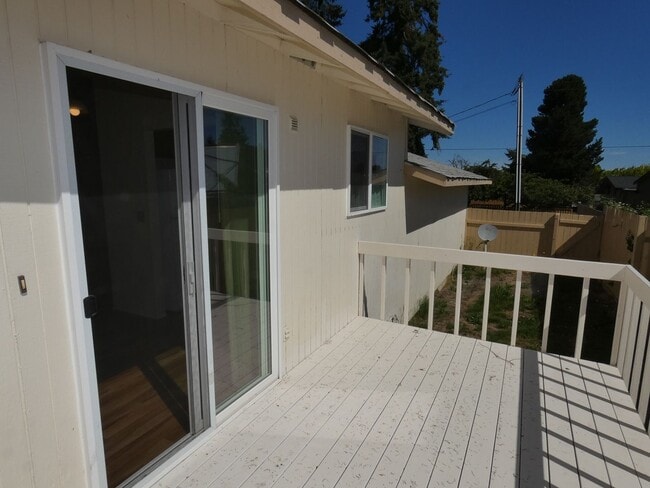 Building Photo - **Beautiful Duplex**