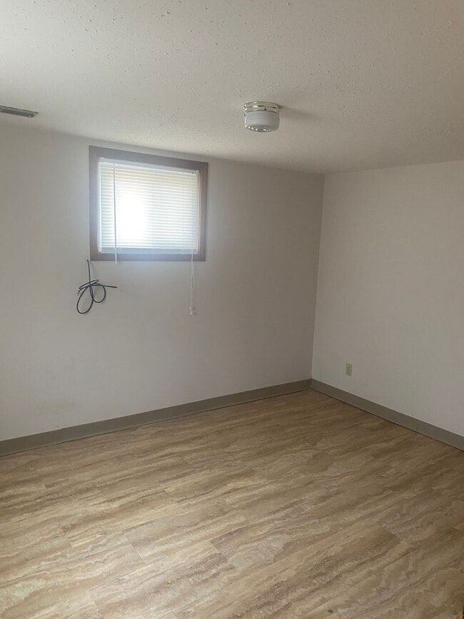 Building Photo - Spacious Duplex in Great Location