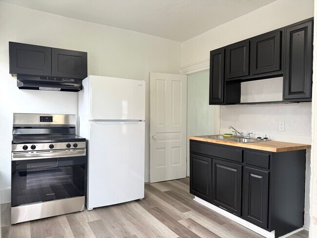 Building Photo - 1701 E Ganson St