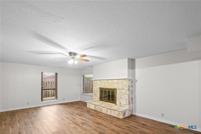 Building Photo - 213 Tracy Ln