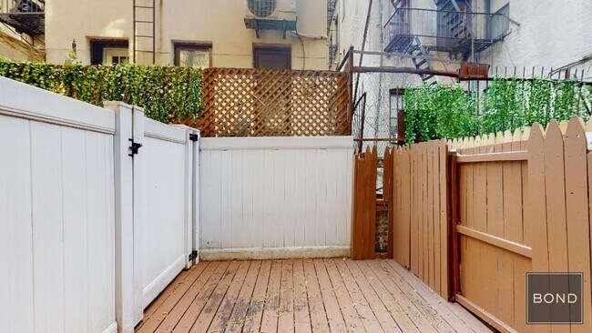 Building Photo - 246 Mott St