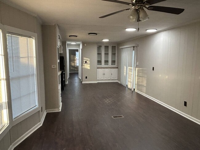 Building Photo - 10 White Oak Village