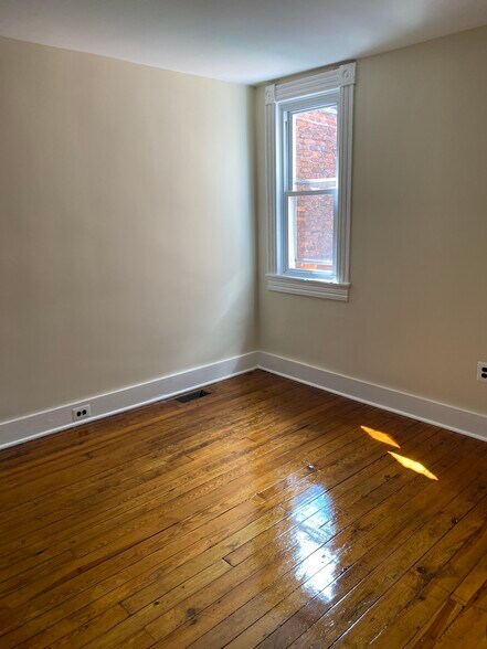Smaller Bedroom - 705 Bunnecke Ave