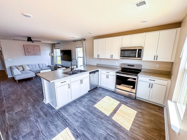 Building Photo - Upgraded 3 Bed, 2 Bath Pet-Friendly Home w...