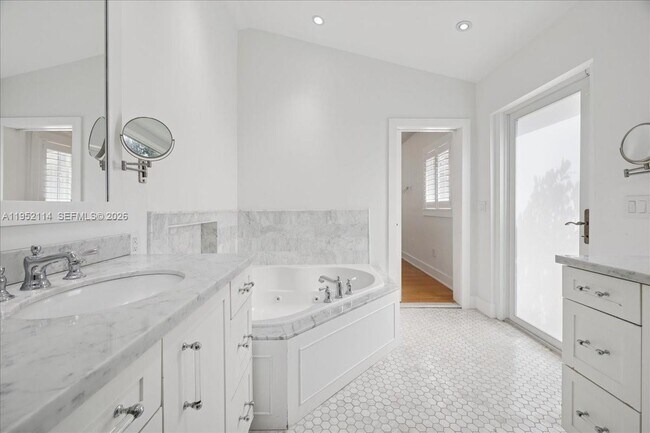 Building Photo - 2910 Calusa St