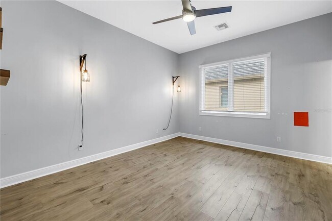 Building Photo - 651 Saxony Blvd