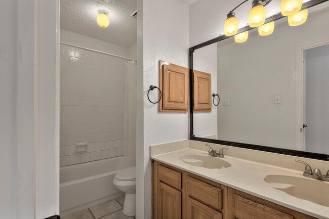 Building Photo - 2011 Creek Valley Ln