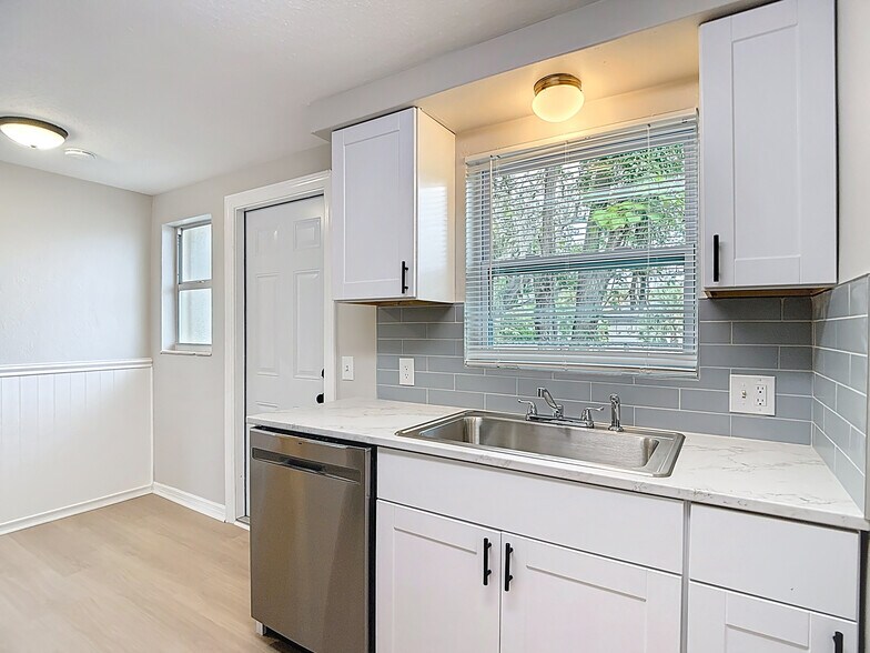 Building Photo - 5711 Pine St