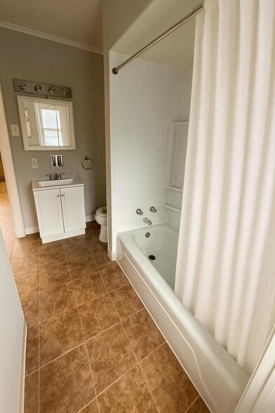 Building Photo - 1350 N Main Ave