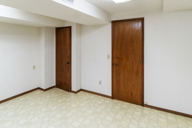 Building Photo - 1214 E 43rd Ave