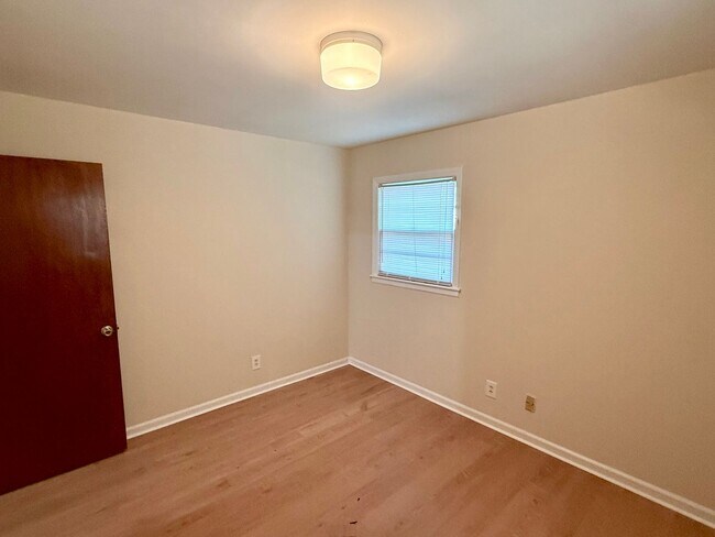 Building Photo - Three bedroom, 1.5 bath house in Burlington