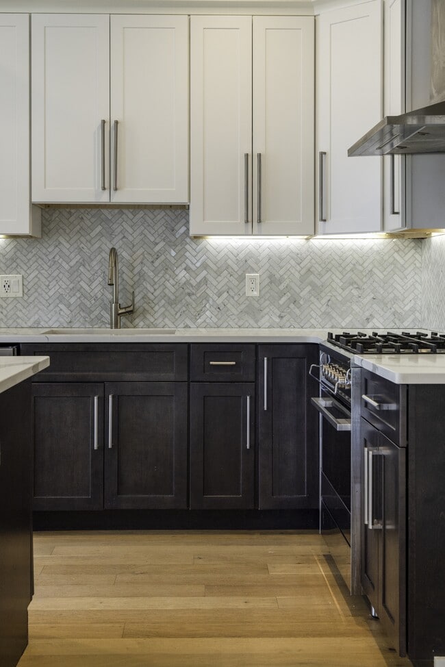 Building Photo - 946 Saratoga St