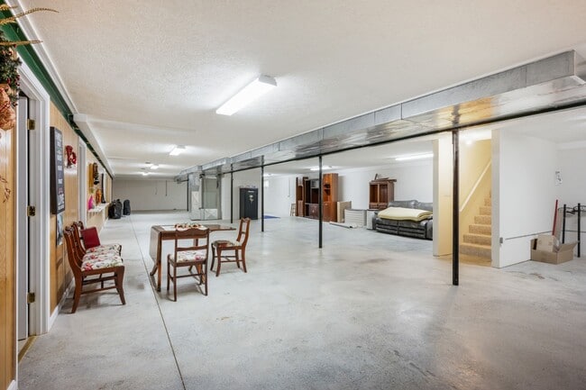 Building Photo - Executive Rental