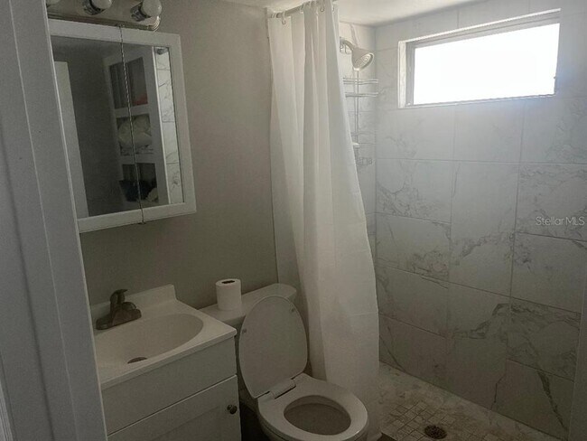 Building Photo - 1949 Hess Dr