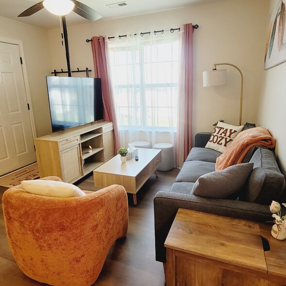 Building Photo - 253 White Oak Rd