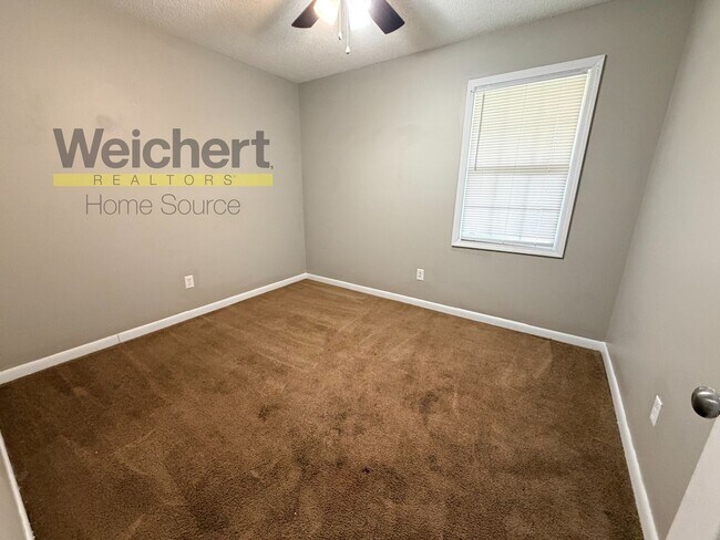 Building Photo - 3 bedroom, 2 bath Apartment close to University