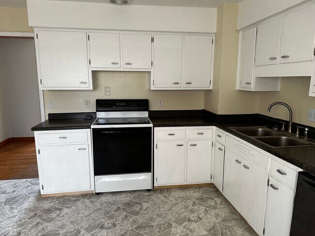 Building Photo - East Side 3 Bedroom Home!