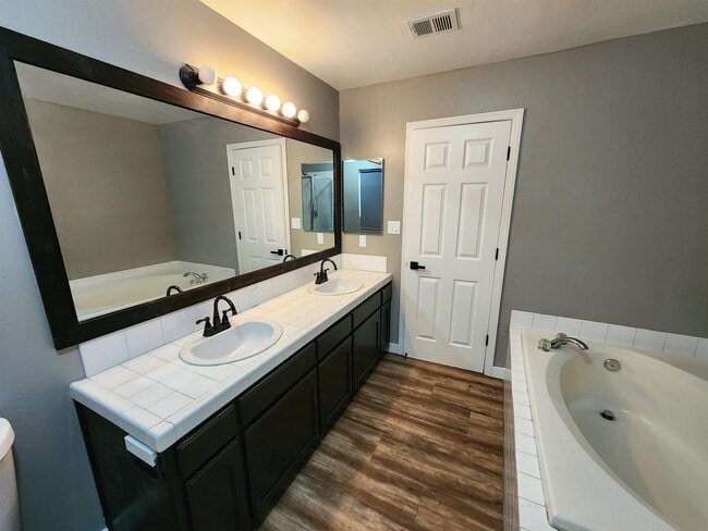 Building Photo - 8608 Hoodsport Ave