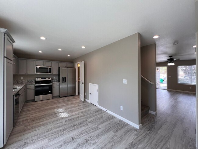 Building Photo - 815 Starlite Dr