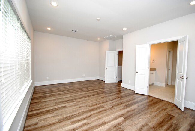 Building Photo - 1270 N Post Oak Rd