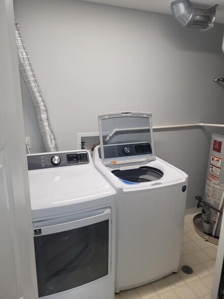 washer dryer in laundry room - 2775 N Forest Rd
