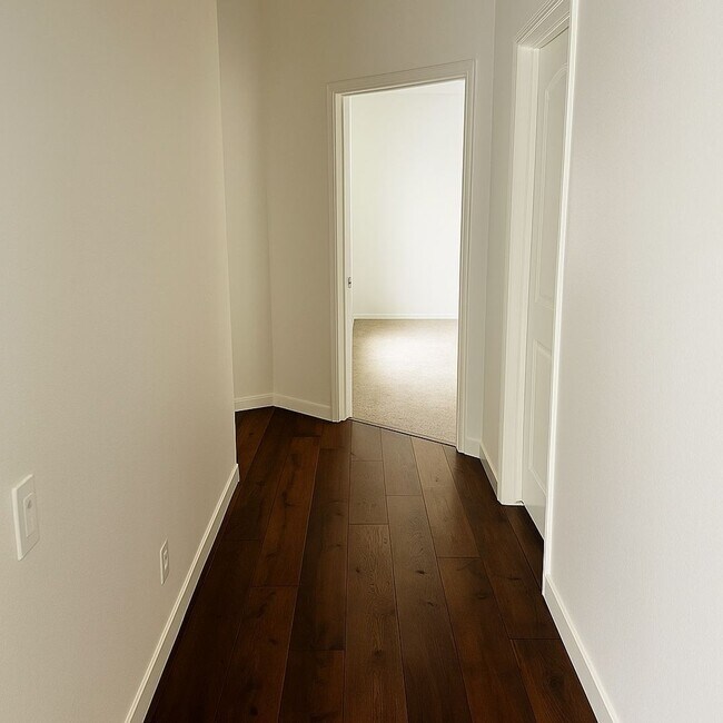 Building Photo - Beautifully Updated 3 Bed/3 Bath Townhouse...