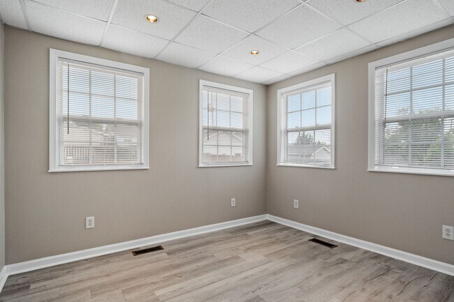 Building Photo - For the Big Dawgs