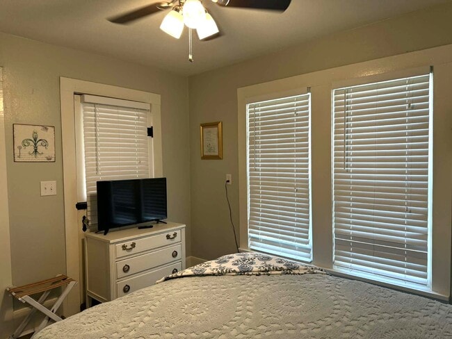 Building Photo - 606 N Polk St