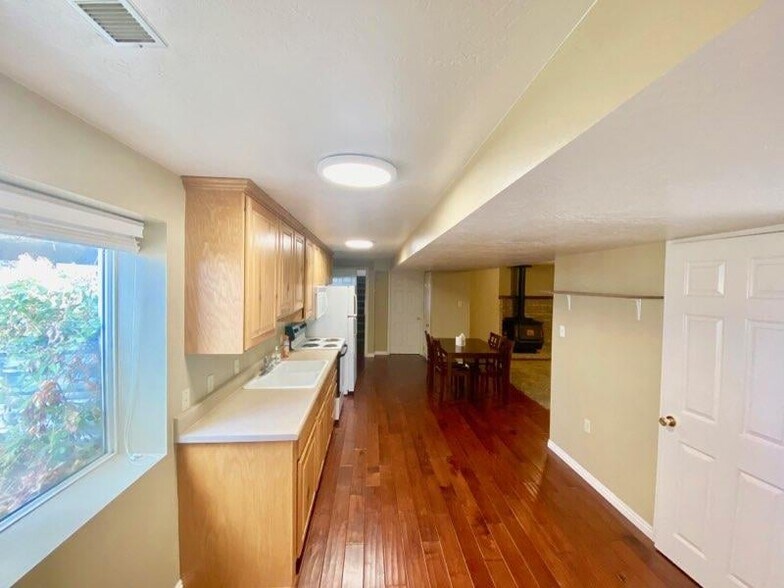 Building Photo - 472 E Center St