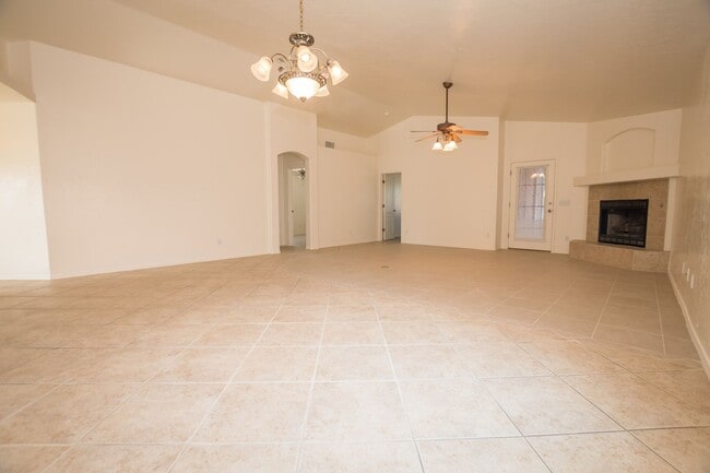 Building Photo - Charming 3-bedroom, 2-bathroom Home w/ 2 C...