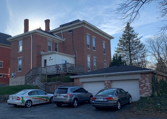 Building Photo - 453 S 9th St