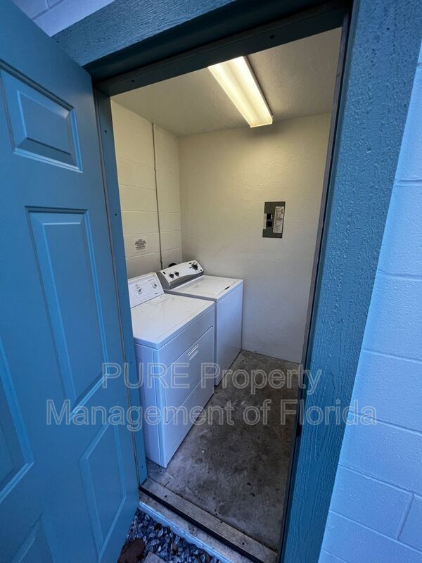 Building Photo - 1222 SE 3rd St