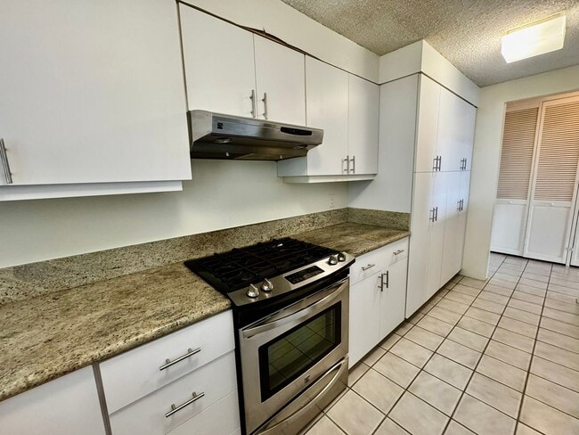 Building Photo - Yacht Harbor Towers- Diamond Head towers-9th floor-Marina/ocean views.