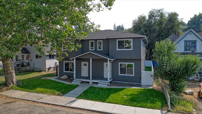 Building Photo - E. 7th Duplex