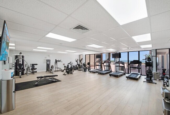Building Photo - 1147 Hillsboro Mile