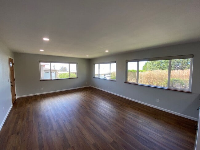 Building Photo - Remodeled Residence with In-Town Location