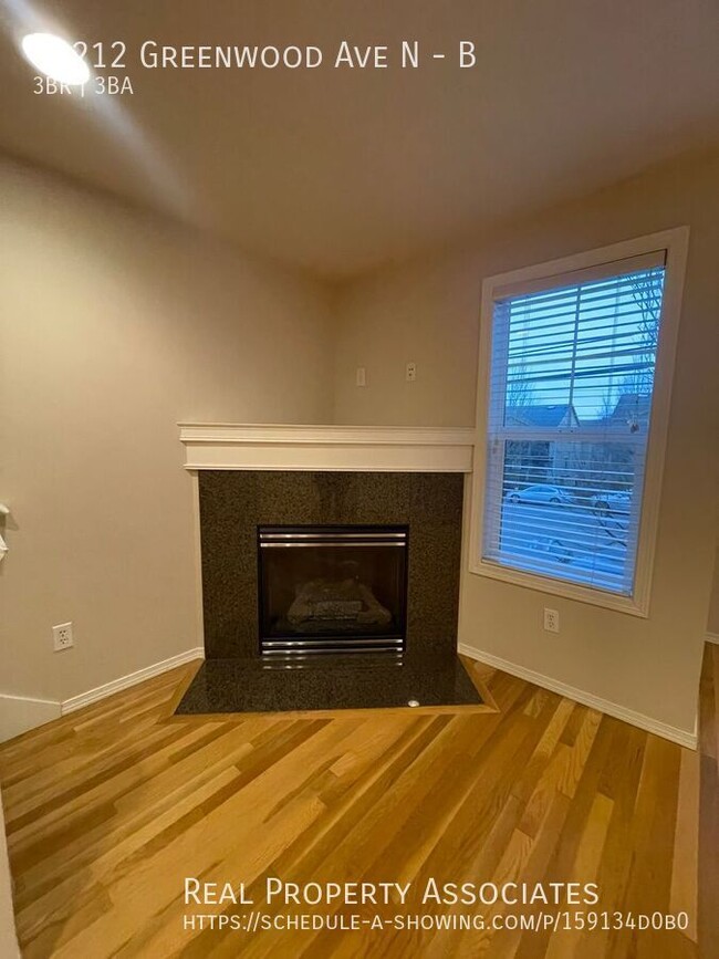 Building Photo - Pet Friendly, 3 bed, 2.5 bath, Townhouse