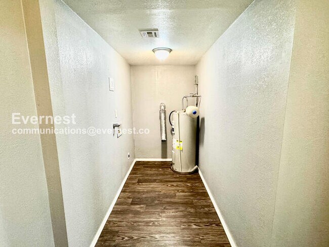 Building Photo - 3 Bed, 2 Bath with Fenced Yard / Pet-Friendly / Available Now!